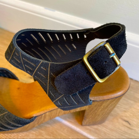 Black strappy suede heeled women’s sandal. Size 7 - Picture 9 of 12